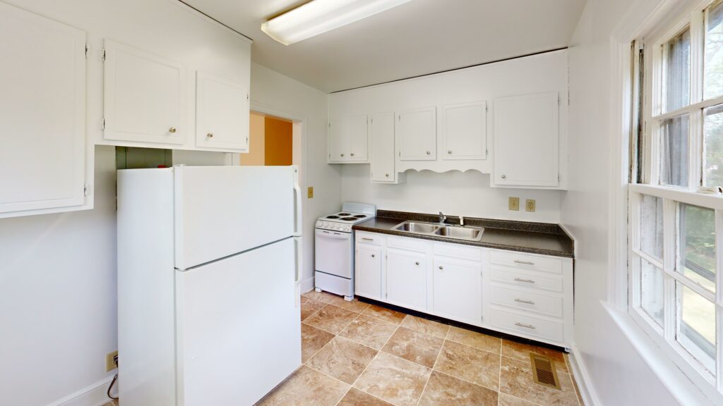 Sedgefield, Marsh Properties, Strawberry Hill shopping village, Sedgefield retail center, boutique pet spa, serene courtyard